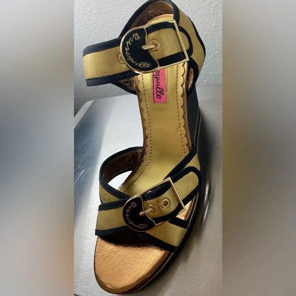 BETSEY JOHNSON… WOMENS Chic Gold and Black Wedge Sandals